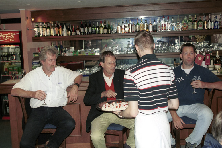 Oud-voorzitter Anton Swaters op de Praagse clubtour in oktober 2006, omringd door 'King' Richard en Paul Hengeveld, die de meeste interlands als Amstelveen-speler op z’n naam heeft staan (foto Henk de Best).